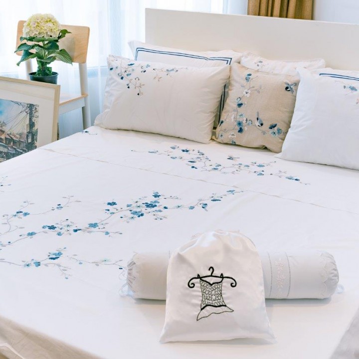 Duvet cover embroidered with apricot blossom