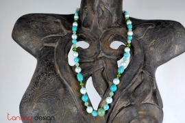 Necklace designed with mother of pearl and agate
