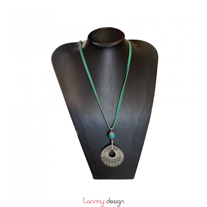 Vòng cổ mặt kim loại màu bạc, đá Turquoise, dây da