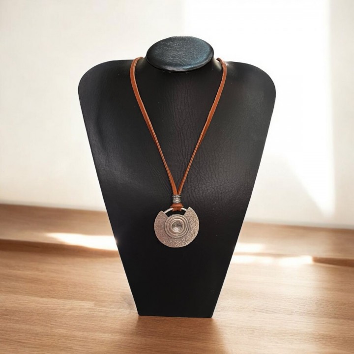 Necklace designed with round cutout pendant