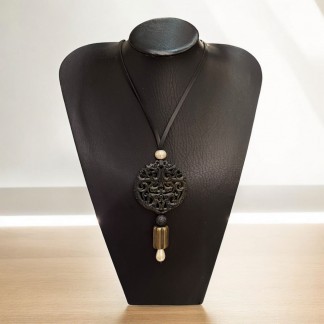 Necklace carved with round stone pendant