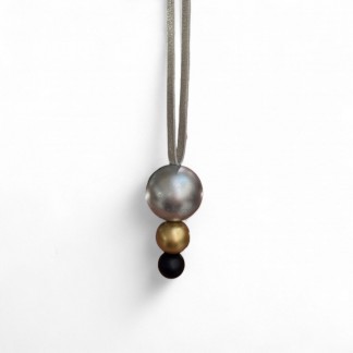 Necklace designed with 3 balls