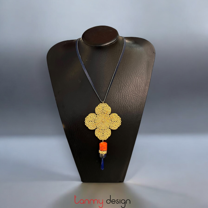 Necklace designed with the gold metal pattern, orange coral