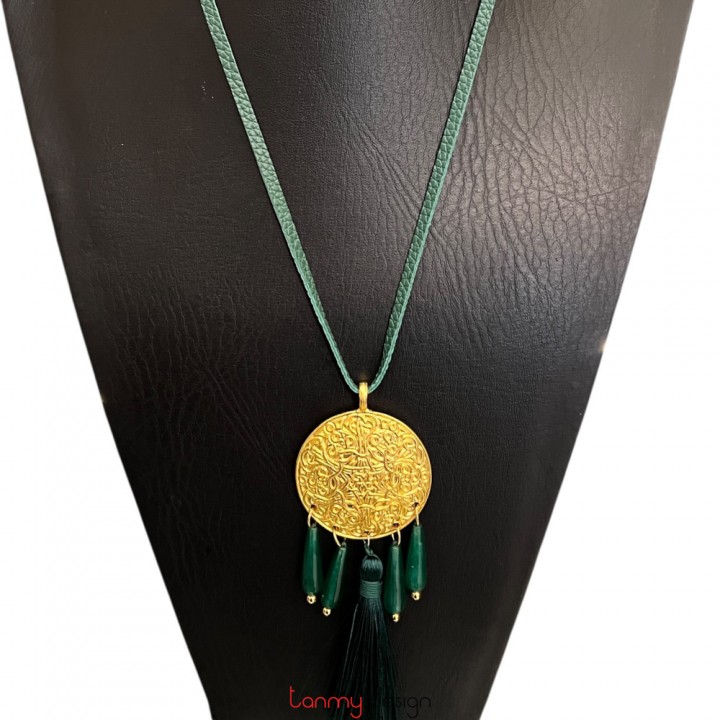 Necklace designed with gold-plated metal, black tassels and the green teardrop-shaped agate