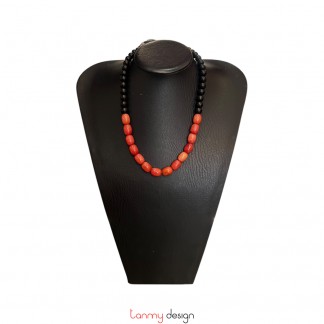 Vòng cổ gỗ muồng và đá Chalcedony cam đỏ