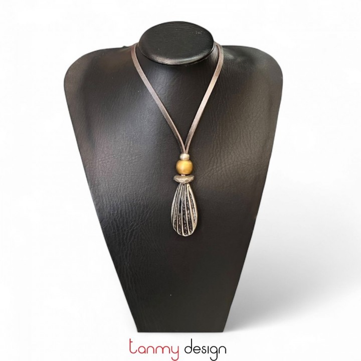 Necklace designed with metal shell pendant