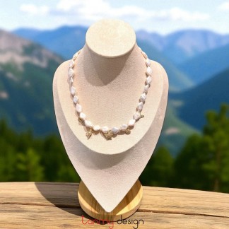 Diamond- shaped pearl necklace