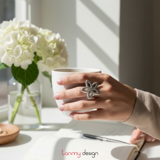 Silver ring with 5 flowers