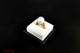18k gold ring with sea pearl attached with tiny diamond