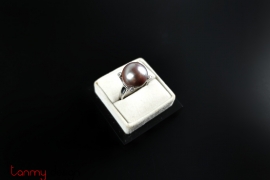 18k white gold ring attached with sea pearl and diamond
