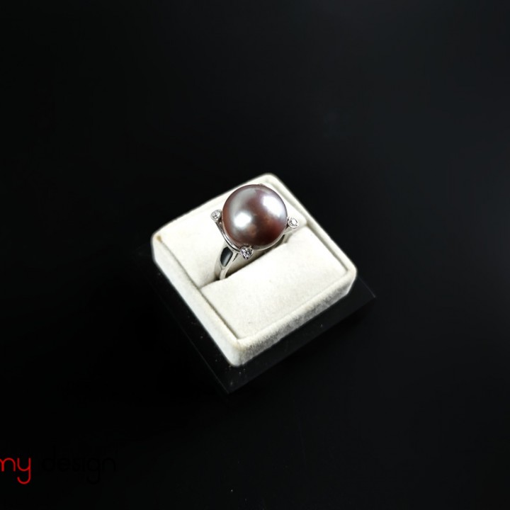 18k white gold ring attached with sea pearl and diamond