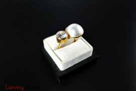 14k gold ring attached with pearl and crystal