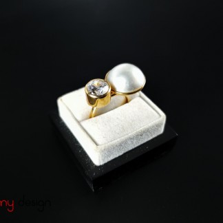 14k gold ring attached with pearl and crystal