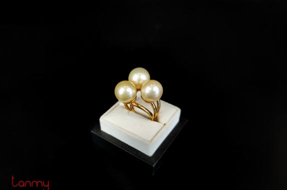 18k gold ring with 3 pearl pendants
