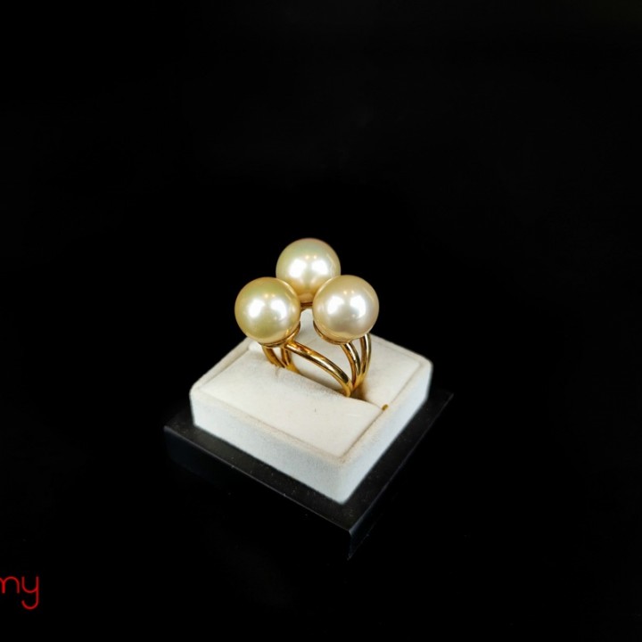 18k gold ring with 3 pearl pendants