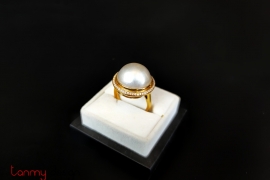 18k gold ring with Mabe pearl attached with diamonds