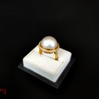 18k gold ring with Mabe pearl attached with diamonds