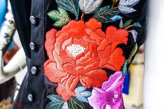 Mẫu váy đầm thêu hoa