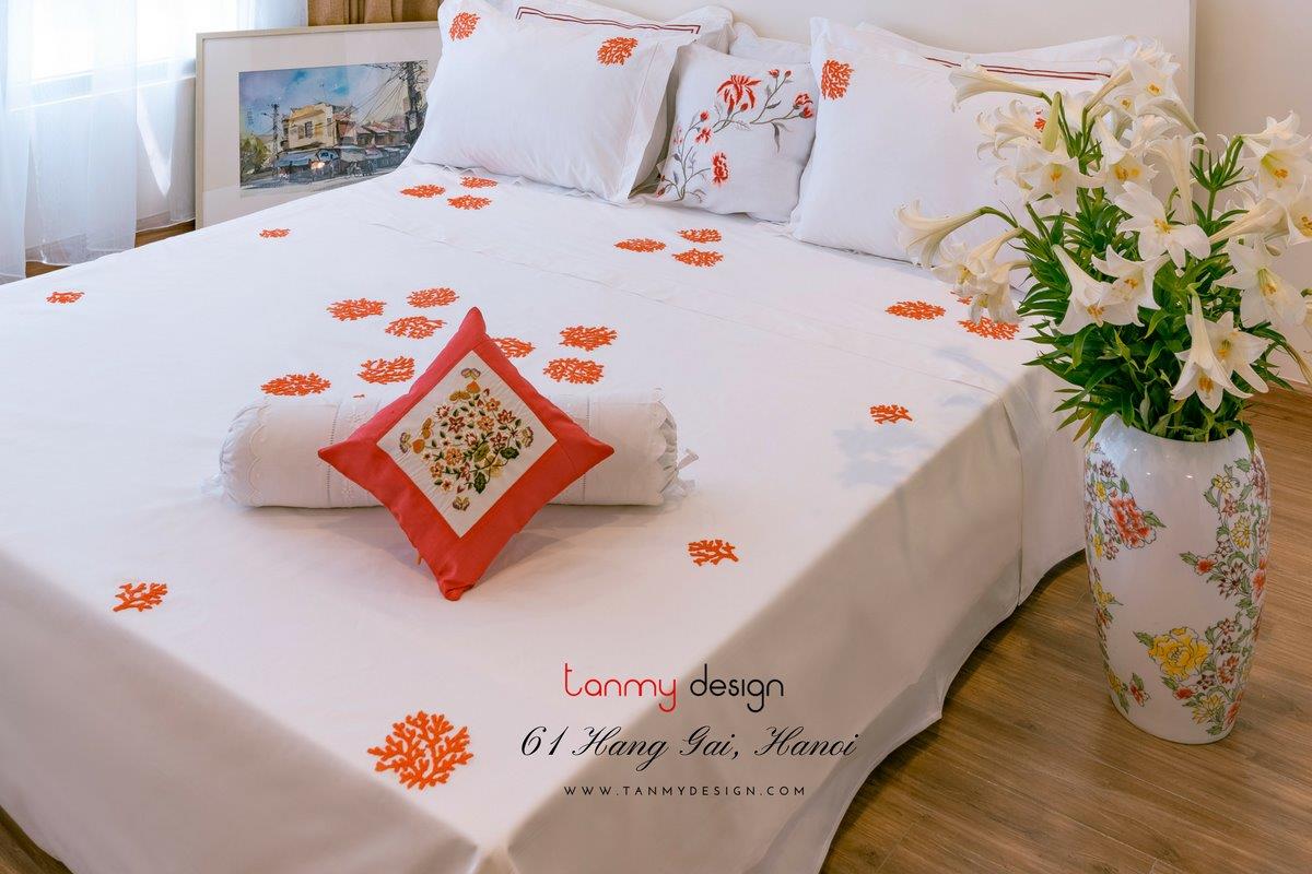 Duvet cover embroidered with coral