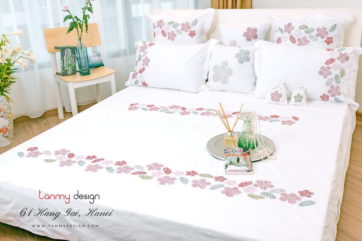 Duvet cover embroidered with fireworks