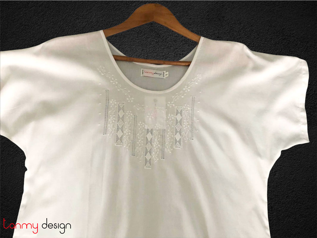 Bateau collar nightdress embroidered with lemon flowers