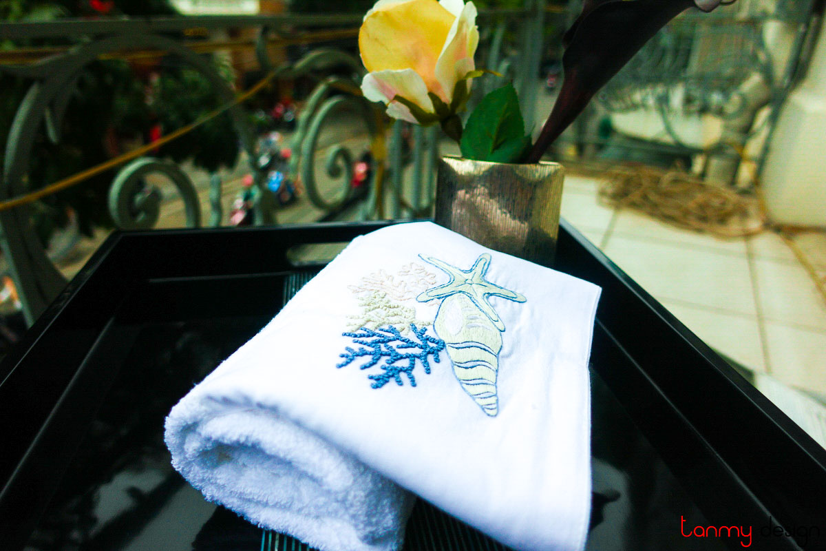 Embroidered towel - Small size 40x60cm - snail embroidery