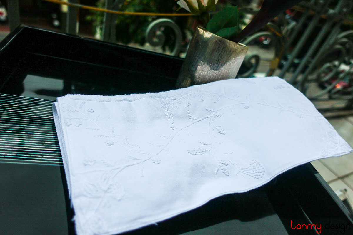 Embroidered towel - Big size 70x120cm - white flower
