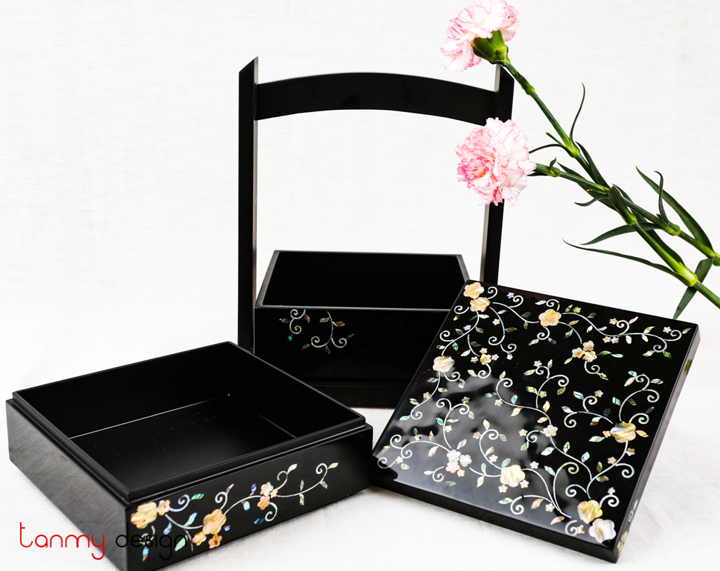 Square lacquer box with 3 layers, mother of pearl details