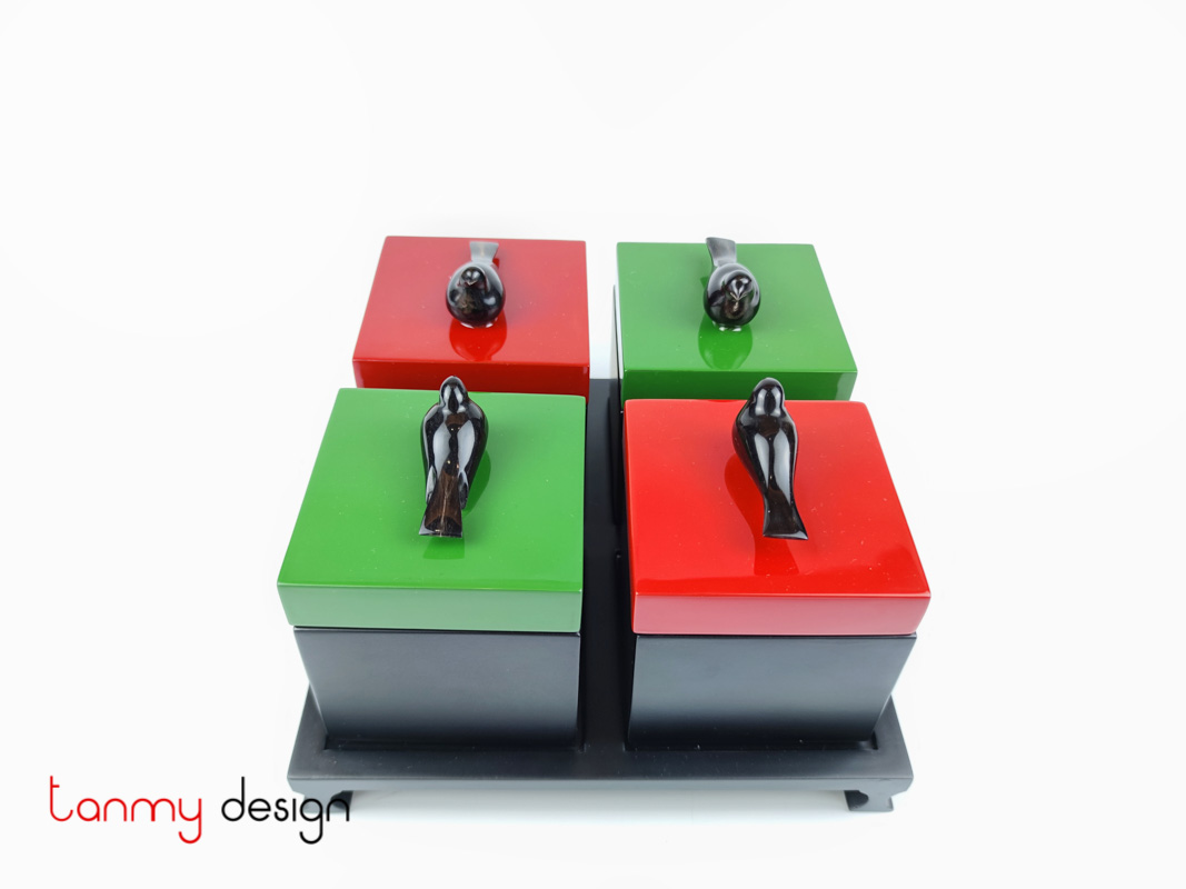 Set of 4 red/green square boxes 9 cm with horn bird knob on lid included with stand