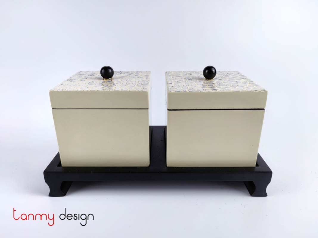Set of 2 square boxes with eggsell lids and horns 10 cm 