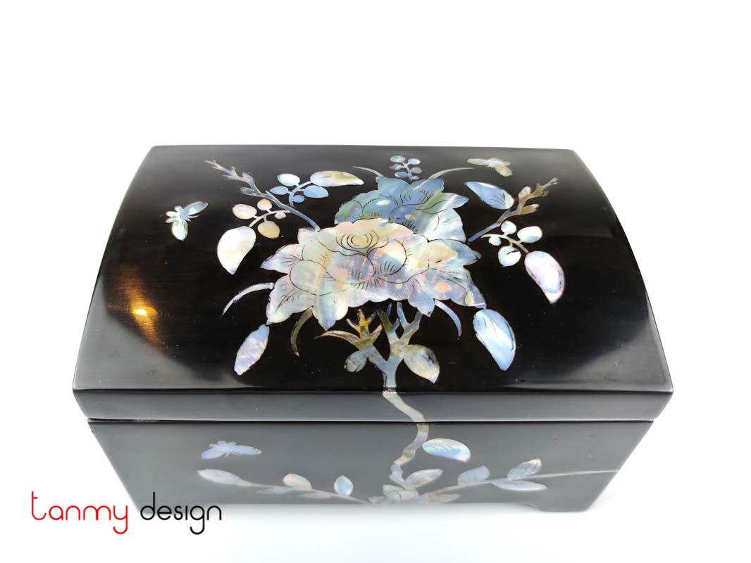 Rectangular lacquer box attached with mother of pearl