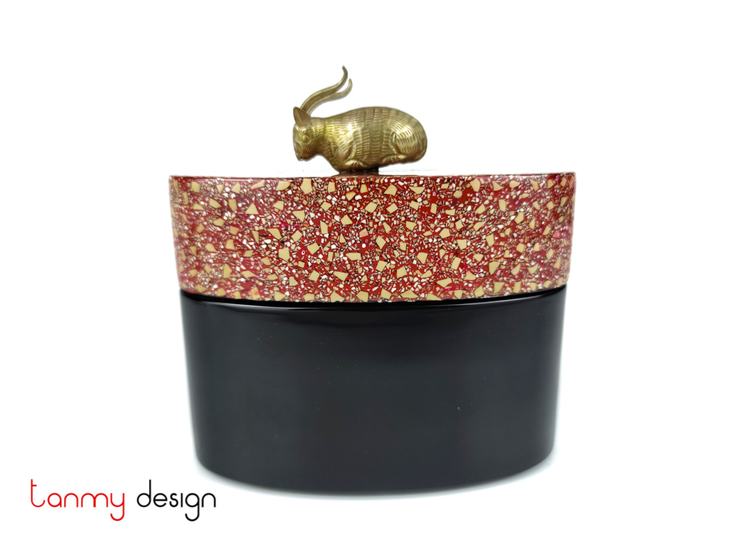 Oval black lacquer box with eggshell details, with deer on cap/Size S