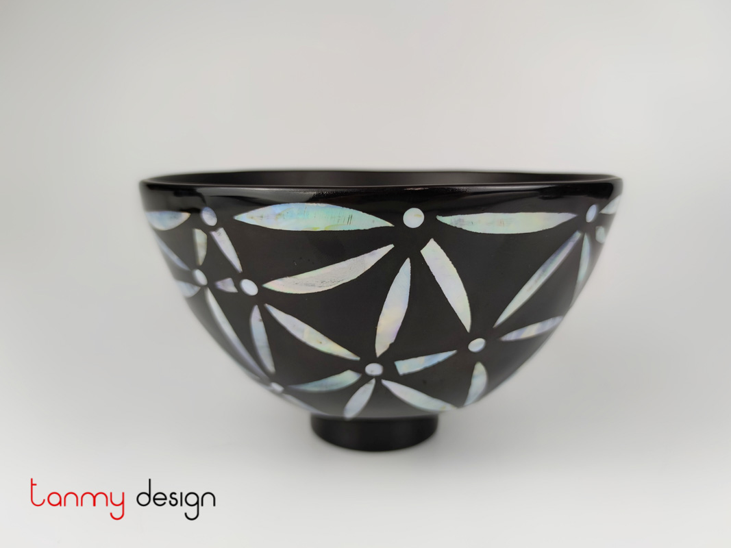 Black round bowl attached with pearl flowers/Size S 20*H12cm