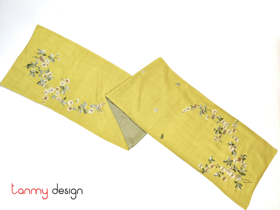 Yellow raw silk scarf hand-embroidered with daisy 40*200 cm