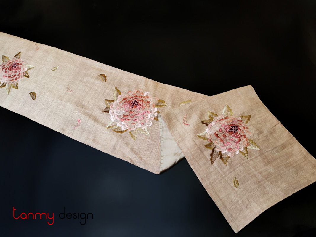 Pink raw silk scarf hand-embroidered with 3 chrysanthemums 36*200 cm