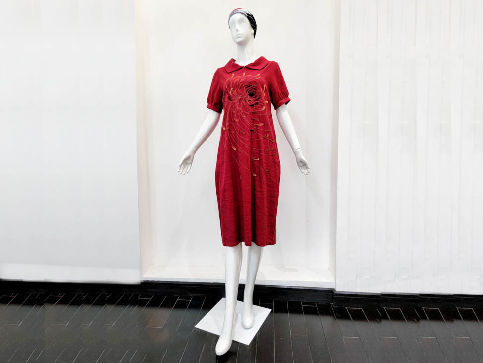 Linen dress with chrysanthemum embroidery