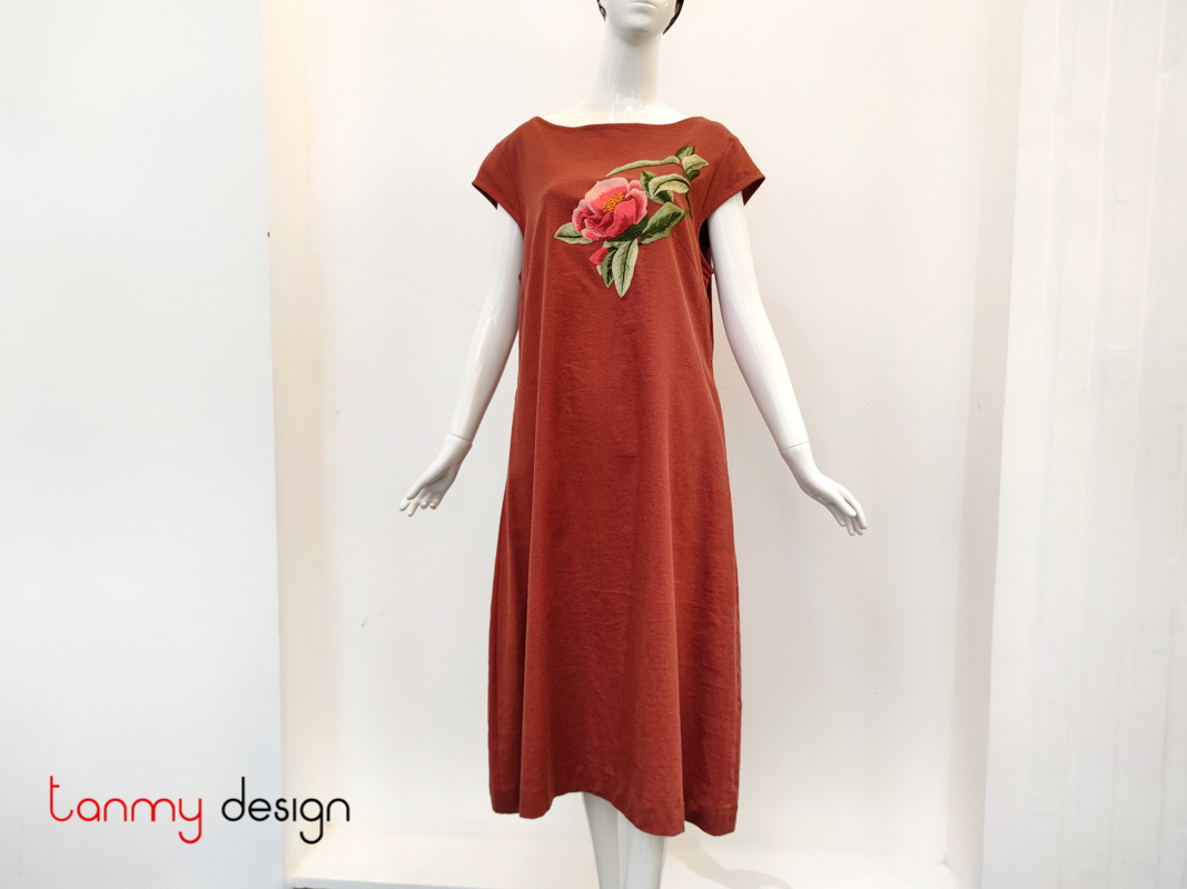 Round neck dress  with Begonias embroidery