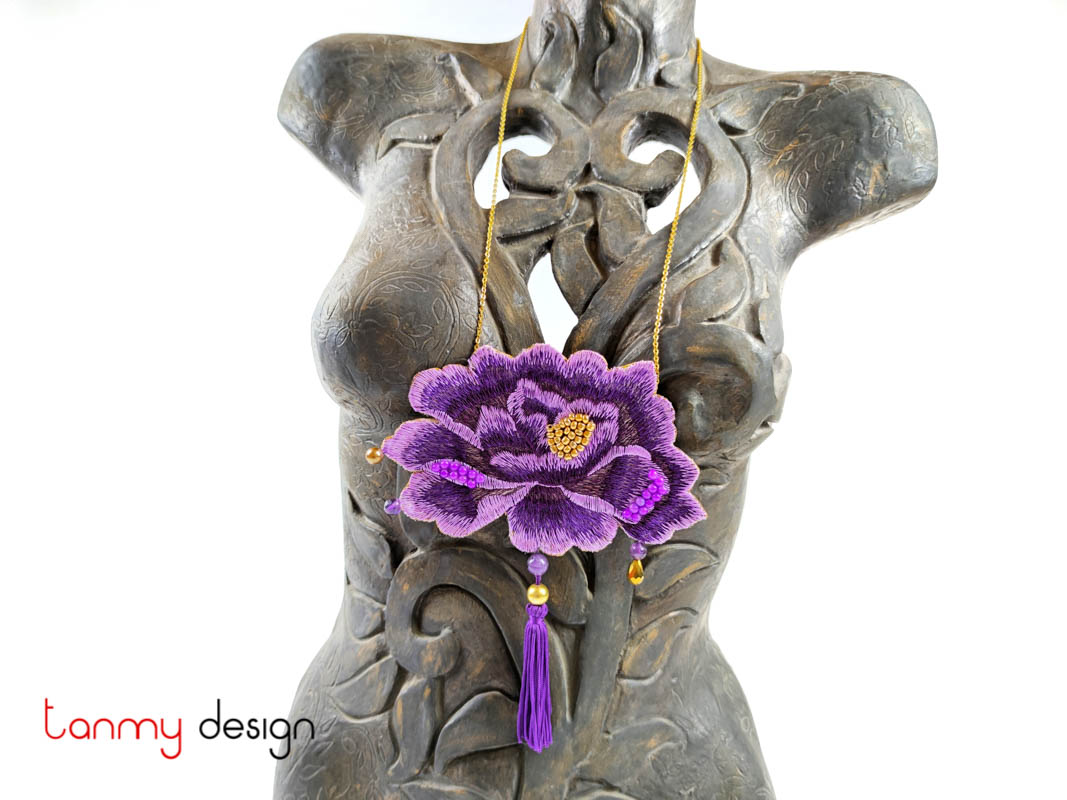  Vòng cổ thiết kế Harmony thêu hoa tím đính hạt li ti và pha lê, dây xích kim loại vàng