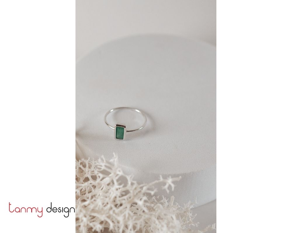 Nhẫn vàng trắng 14k phối đá Emerald chữ nhật