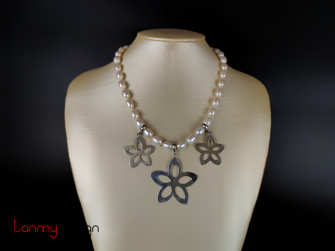 Pearl necklace with 3 flowers